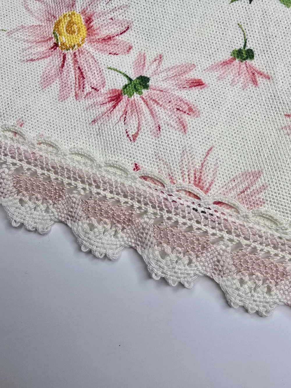 Floral Pink Daisy Lace-Trim Place Mats/  Kitchen Napkins 18